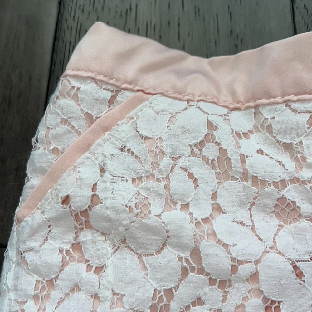 Baby girl lace shorts with satin like fabric